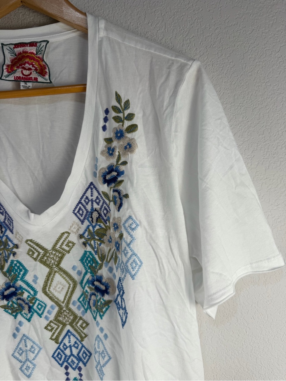 Johnny Was Raw Hem V-Neck Tee Sz XL - Picture 2 of 5